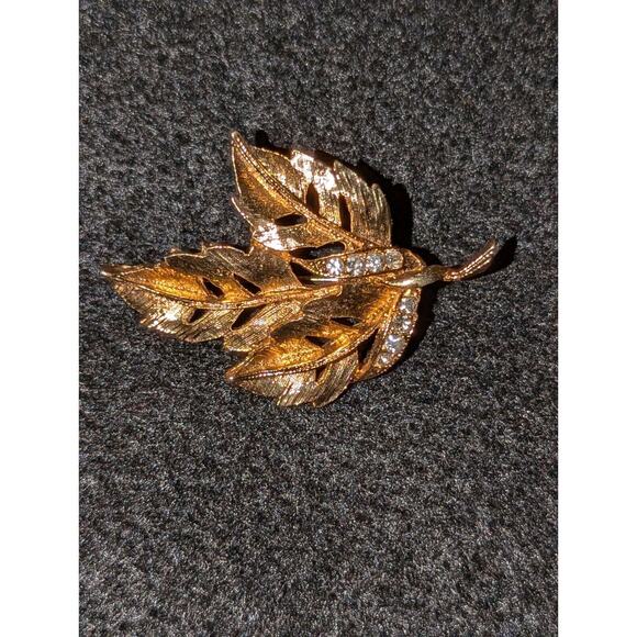 Unbranded Jewelry - Vintage 1970s Gold Tone Leaf Brooch with Rhinestone Accents